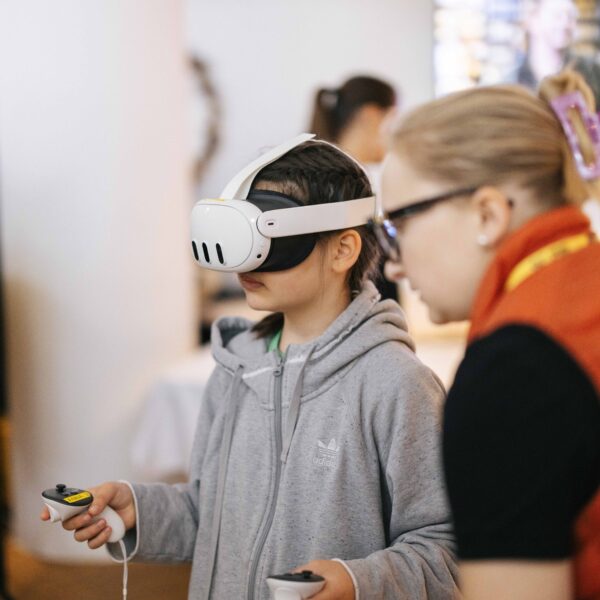 Barn testar VR-headset
